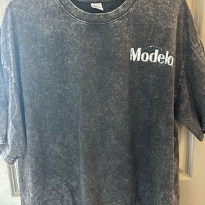 Modelo Gray T-Shirt